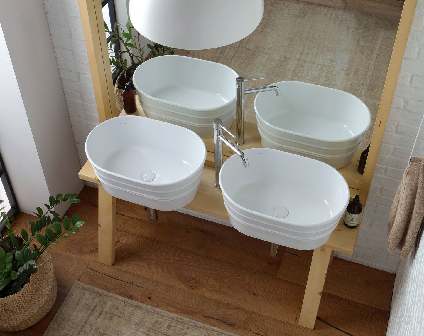 Meuble de salle de bain avec plancher en bois, baignoire en toile et miroir