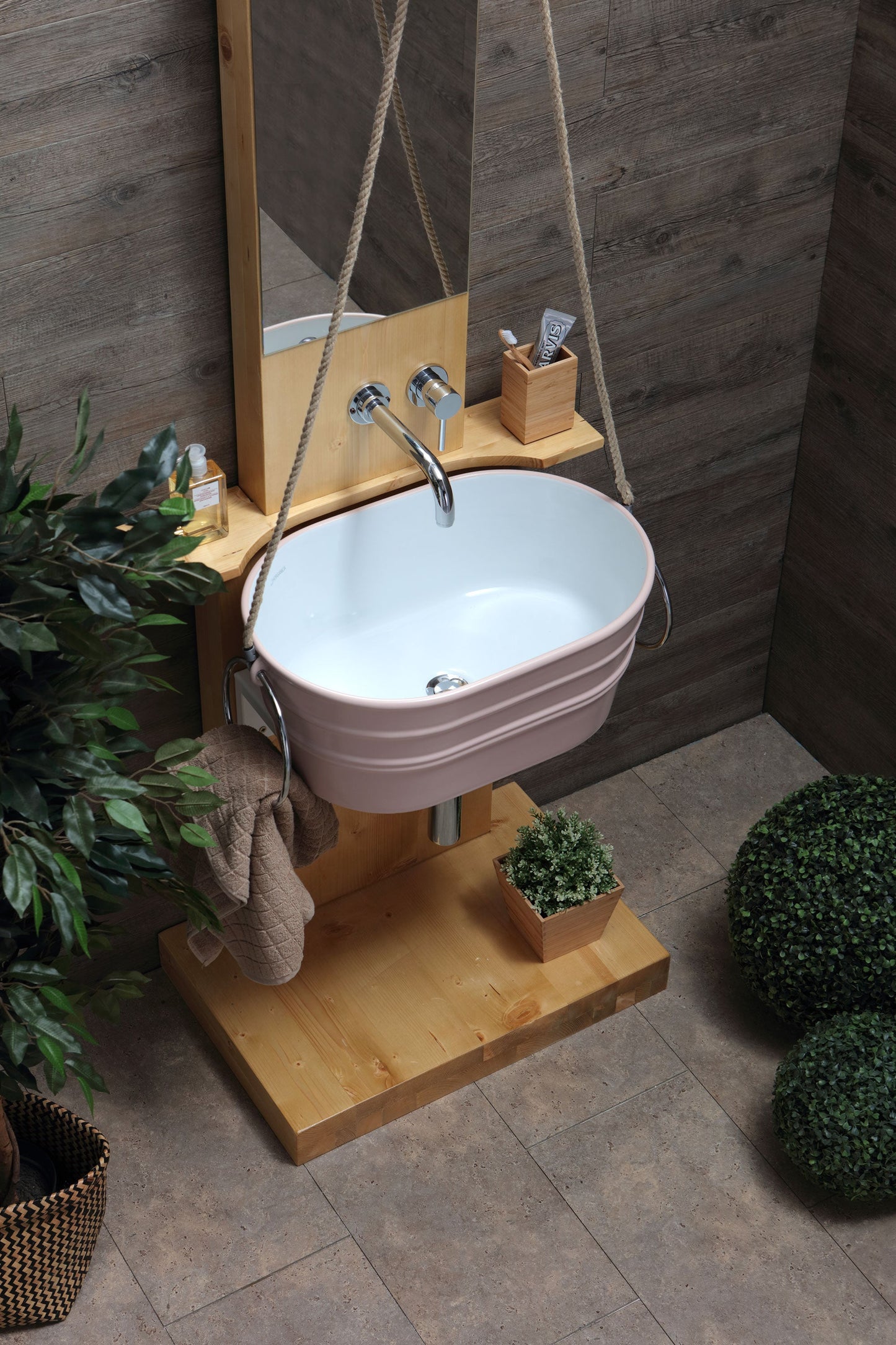 STRUCTURE EN BOIS SUR PIED AVEC MIROIR ET BAIGNOIRE