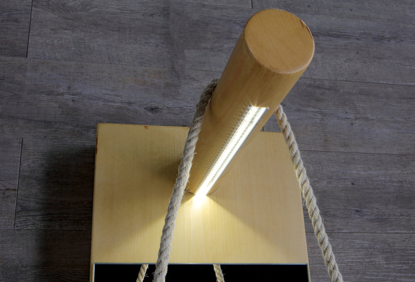 STRUCTURE DE PLANCHER EN BOIS AVEC MIROIR ET BAIGNOIRE