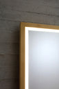Meuble de salle de bain avec plancher en bois, baignoire en toile et miroir