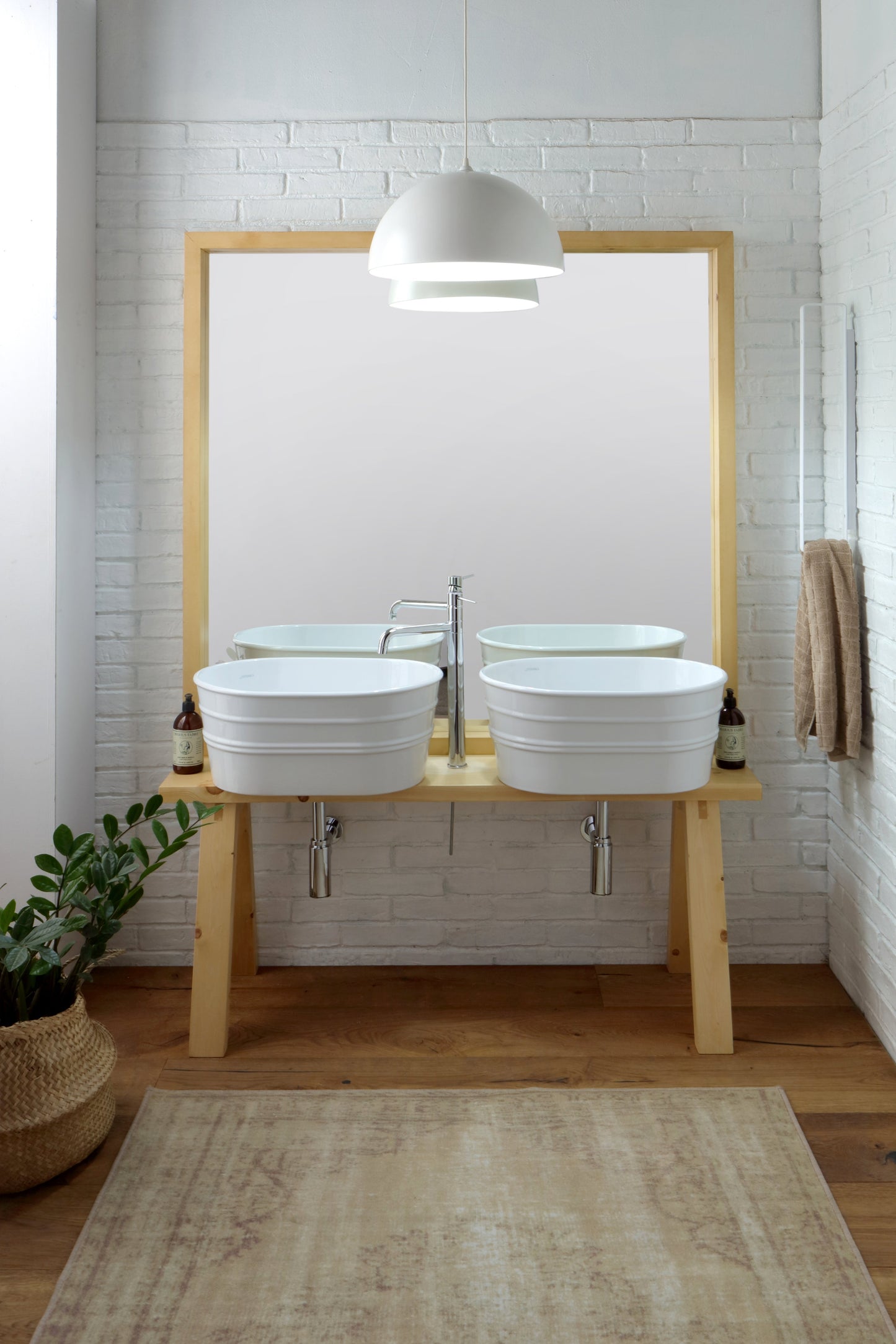 Meuble de salle de bain avec plancher en bois, baignoire en toile et miroir