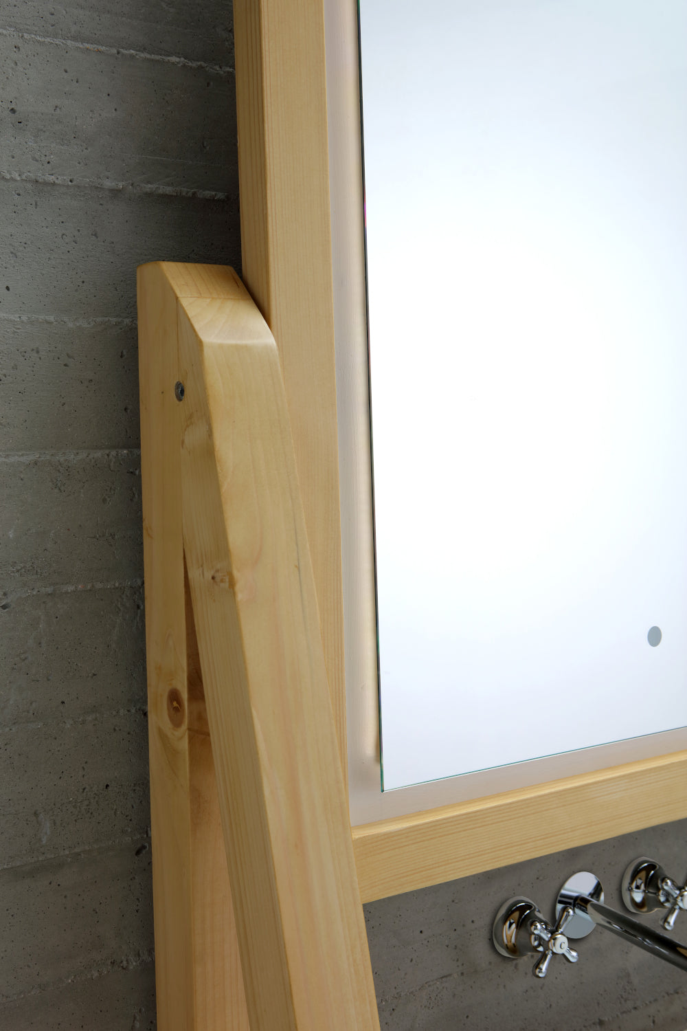 HOLZ-BODENSTÜCK MIT SPIEGEL, ANKLEIDERKAMMER
